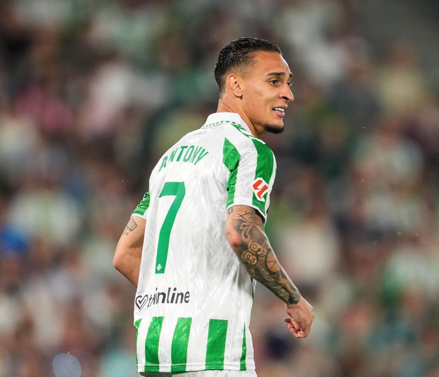 pg电子直营站-3小时闹剧！曼联拆弹失败：圆神索要400万补偿 贝蒂斯退出