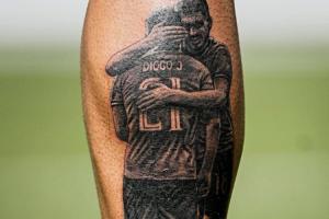 pg电子-缅怀国家队队友！鲁本-内维斯将拥抱若塔画面纹在小腿